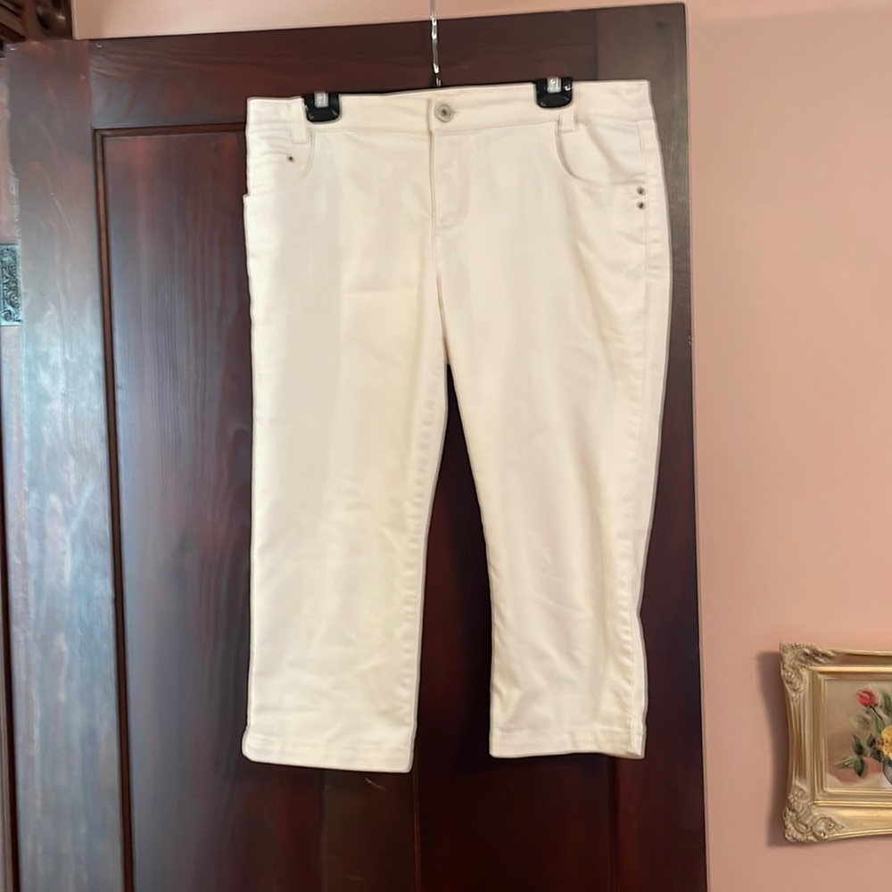 Chicos size 2 capris ecru denim
